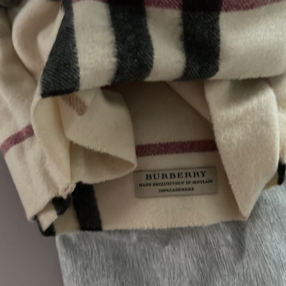 ✨Authentic Burberry Infinity Scarf - Picture 4 of 4